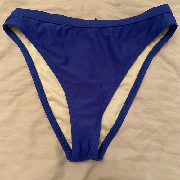 Bikini - Picture 2 of 3